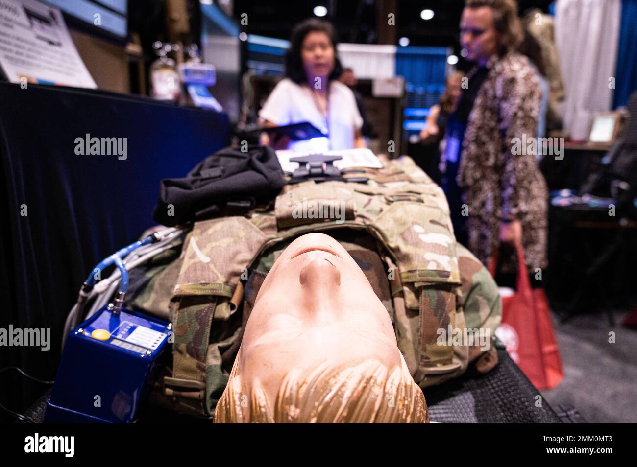 All'interno dello stand espositivo della U.S. Army Medical Materiel Development Activity, è esposto un vero e proprio manichino di combattimento, che dimostra la tecnologia medica, come parte del Simposio di ricerca sul sistema sanitario militare di Kissimmee, Fla., 13 settembre 2022. In qualità di primo sviluppatore di capacità mediche militari di livello mondiale, USAMMDA è responsabile dello sviluppo e della fornitura di farmaci, vaccini, biologia, dispositivi e apparecchiature di supporto medico per proteggere e preservare la vita dei Warfighter in tutto il mondo. Foto Stock