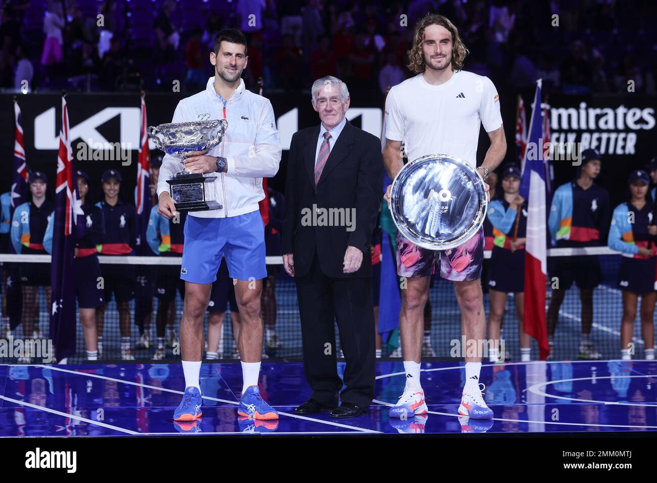 Melbourne, Australia. 29th Jan, 2023. Campione Novak Djokovic di Serbia e secondi classificati Stefanos Tsitsipas di Grecia si pone con i loro trofei campioni durante la finale maschile, Day 14 all'Australian Open Tennis 2023 alla Rod Laver Arena di Melbourne, Australia, il 29 gennaio 2023. Foto di Peter Dovgan. Solo per uso editoriale, licenza richiesta per uso commerciale. Non è utilizzabile nelle scommesse, nei giochi o nelle pubblicazioni di un singolo club/campionato/giocatore. Credit: UK Sports Pics Ltd/Alamy Live News Foto Stock