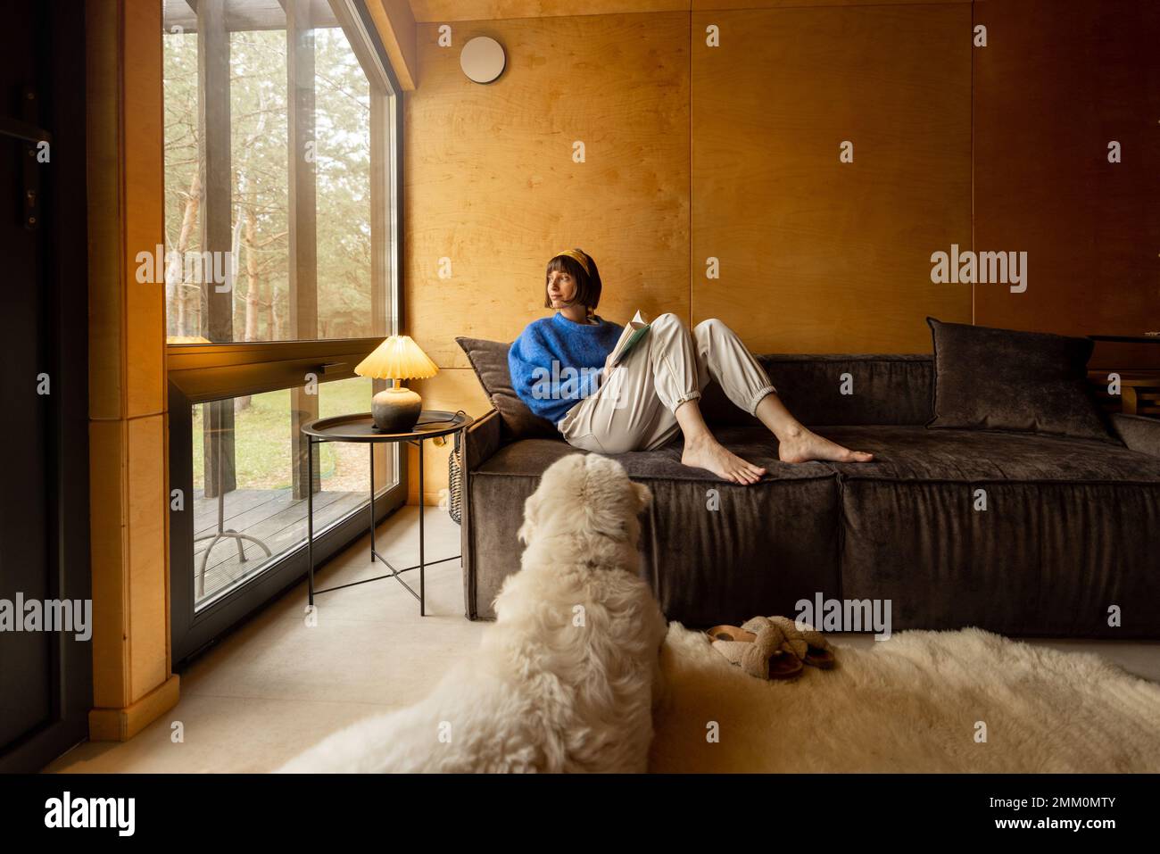 Donna con il suo cane in casa sulla natura Foto Stock