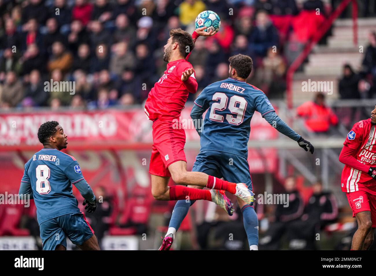 Enschede - Robin Propper di FC Twente, Santiago Gimenez di Feyenoord durante la partita tra FC Twente e Feyenoord a De Grolsch veste il 29 gennaio 2023 a Enschede, Paesi Bassi. (Da Box a Box Pictures/Tom Bode) Foto Stock