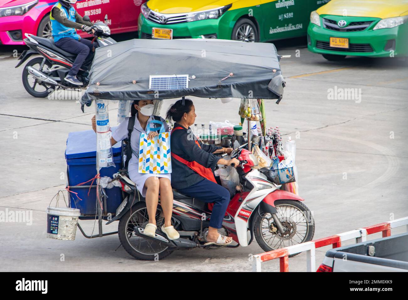 SAMUT PRAKAN, THAILANDIA, ottobre 12 2022, Un negozio di bibite mobile guida lungo la strada su un triciclo motorizzato con un sidecar Foto Stock