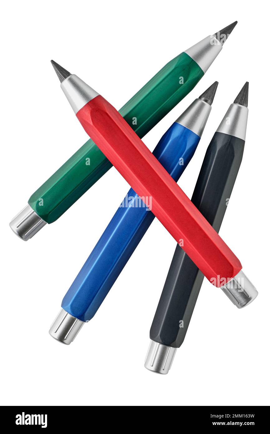 Gruppo di quattro matite colorate, rosse, verdi, blu e nere, isolate su sfondo bianco Foto Stock