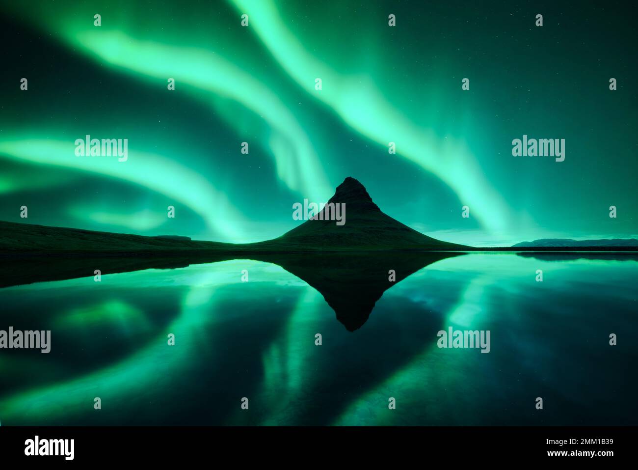 Aurora borealis aurora boreale su Kirkjufell montagna volkano. Incredibile scena notturna vicino alla famosa cascata di Kirkjufell, Islanda. Fotografia di paesaggio Foto Stock