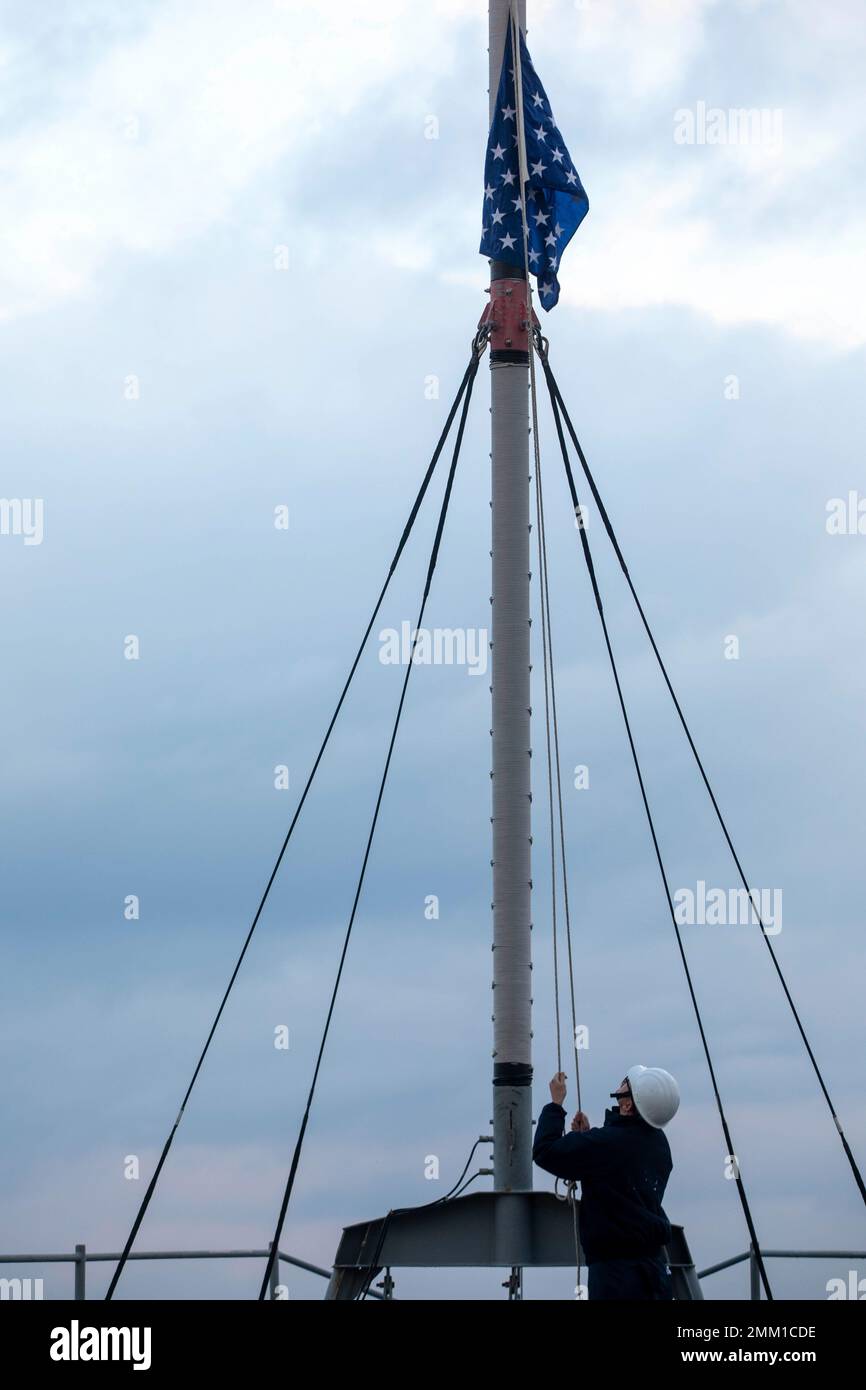 Gdańsk, Polonia (settembre 13, 2022) U.S. Navy Hospital Corpsman 2nd Class Jared Cook, assegnato alla nave di sbarco di classe Whidbey Island USS Gunston Hall (LSD 44), alza i colori della nave durante una visita al porto programmata a Gdańsk, Polonia, 13 settembre 2022. Gunston Hall, assegnata al Kearsarge Amphibious Ready Group e imbarcata 22nd Marine Expeditionary Unit, sotto il comando e il controllo della Task Force 61/2, è in programma di schieramento nell'area operativa delle forze Navali USA in Europa, impiegata dalla U.S. Sesta flotta per difendere gli interessi degli Stati Uniti, alleati e partner. Foto Stock