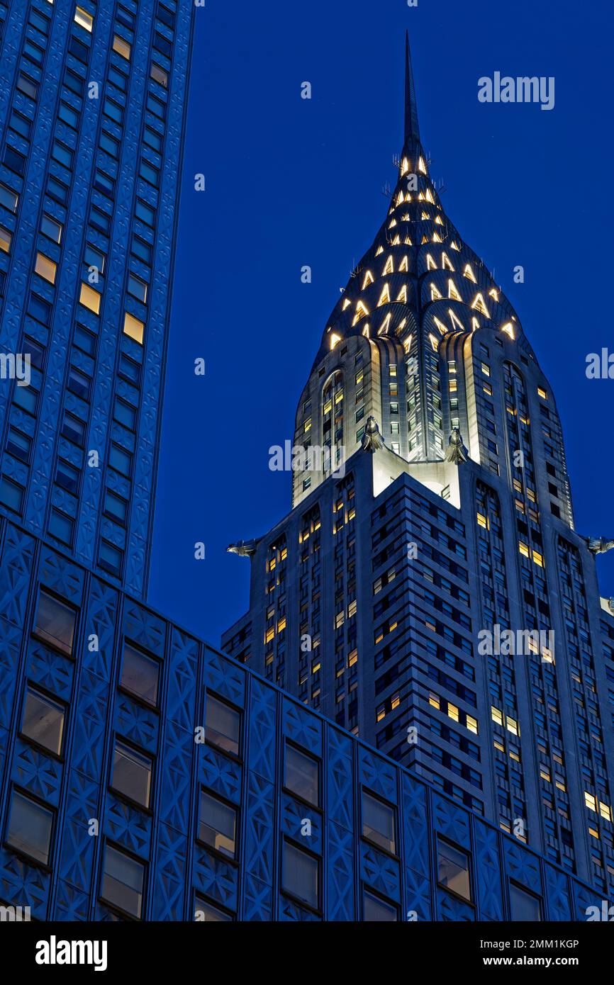 Vista prima dell'alba del Chrysler Building, il monumento in stile Art Deco di New York City, incorniciato dal Socony-Mobil Building rivestito in acciaio inossidabile. Foto Stock