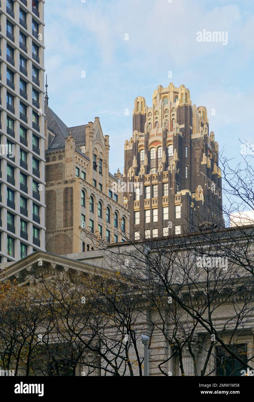 Il Bryant Park Hotel, originariamente American Radiator/American Standard Building, e' un hotel nero e oro che sovrasta West 40th Street nel centro di Manhattan. Foto Stock