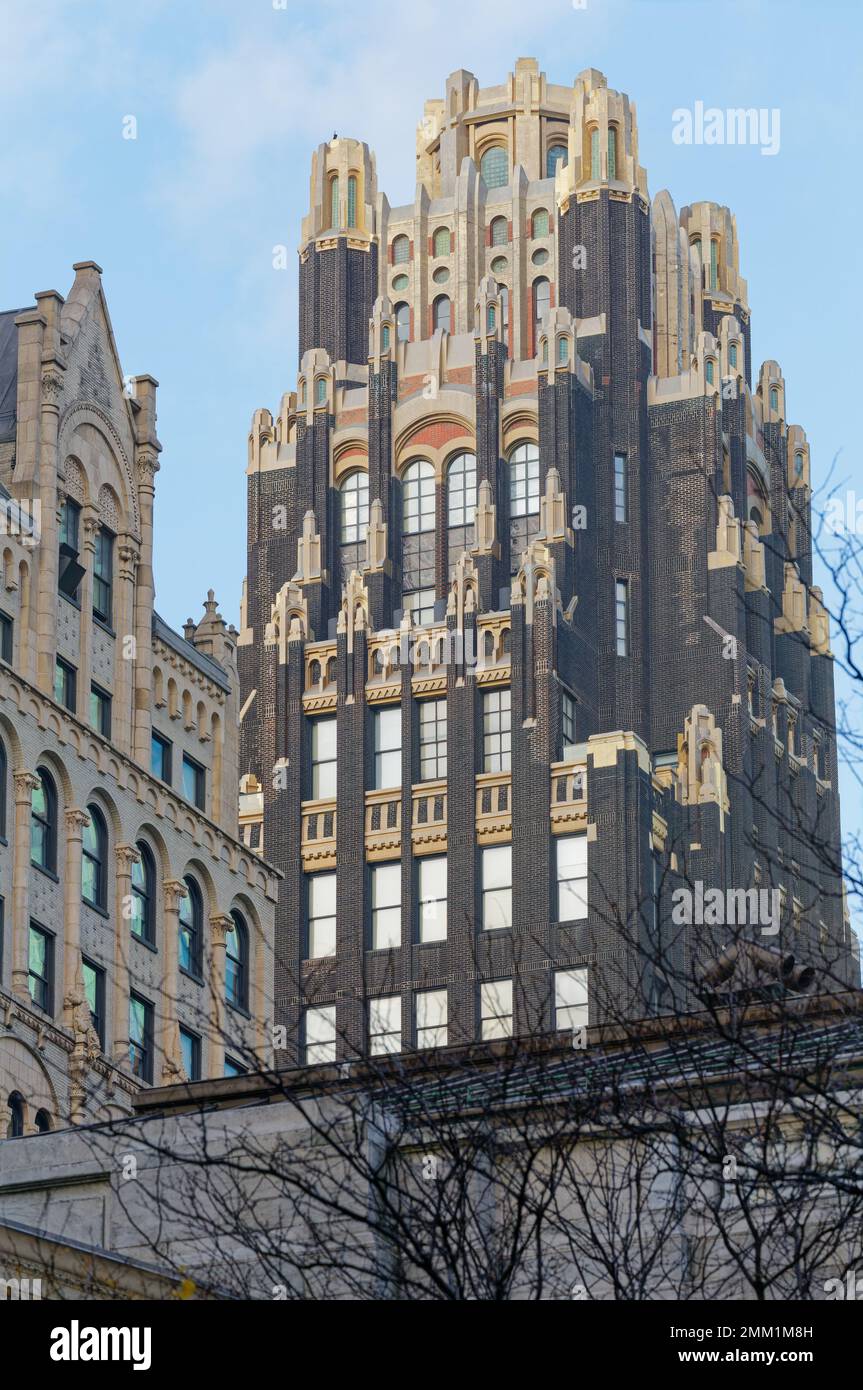 Il Bryant Park Hotel, originariamente American Radiator/American Standard Building, e' un hotel nero e oro che sovrasta West 40th Street nel centro di Manhattan. Foto Stock