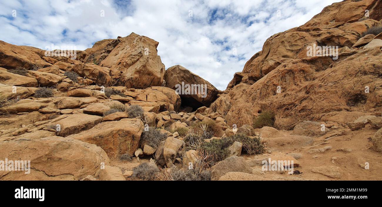 Rocce di sabbia con cielo nuvoloso su Fuerteventura Foto Stock