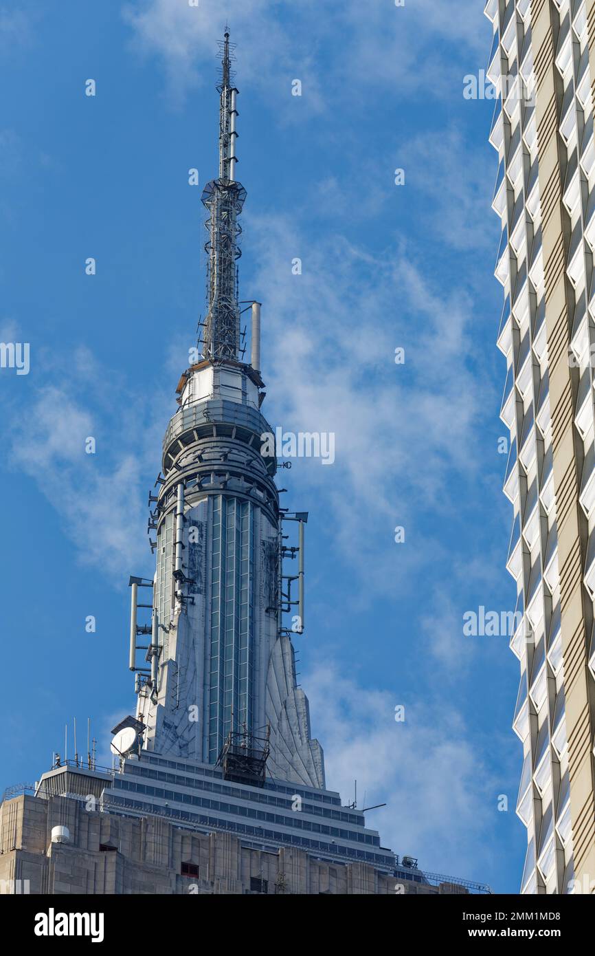 NYC: L'albero distintivo dell'Empire state Building, originariamente concepito come un albero di ormeggio dirigibile, è ora un ponte di osservazione e una torre di trasmissione. Foto Stock