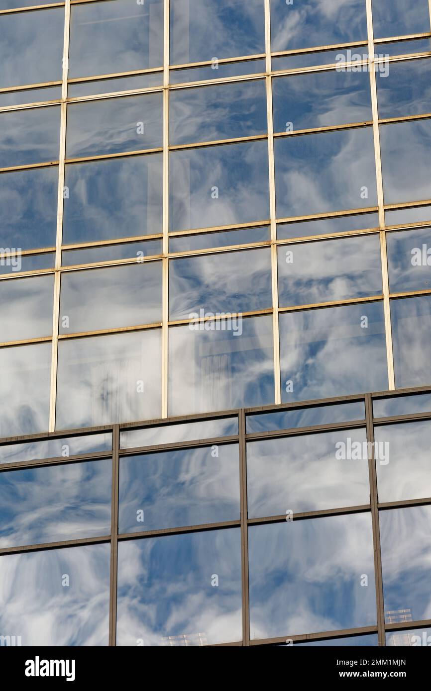 NYC: 420 Fifth Avenue riflette il cielo nella sua griglia di parete a tendina di vetro di colore blu; pozzi di granito beige enfatizzano l'altezza della torre a 30 piani. Foto Stock