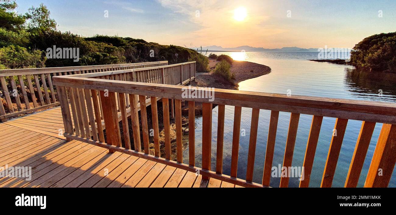 Tramonto sul molo di legno che si affaccia sul mare di Maiorca Foto Stock