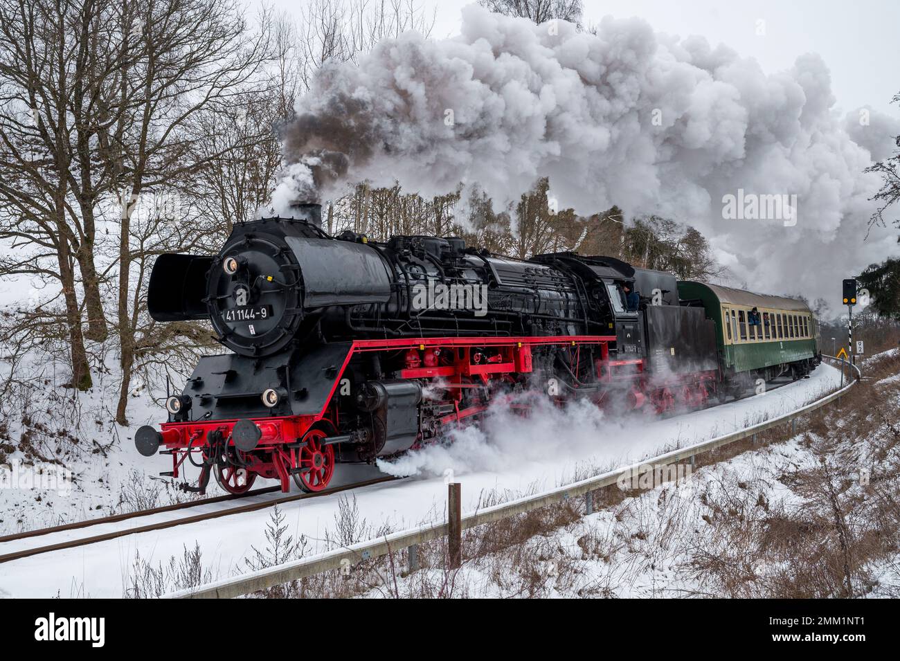Viernau, Germania. 29th Jan, 2023. Il treno a vapore 'Rodelblitz' corre  lungo il tragitto da Eisenach ad Arnstadt attraverso il villaggio di  Viernau. Credit: Daniel Vogl/dpa/Alamy Live News Foto stock - Alamy