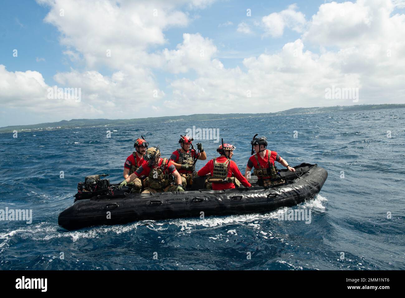 I paraselabuemen dell'aeronautica degli Stati Uniti assegnati al 31st Rescue Squadron operano un'imbarcazione da combattimento che raiding la gomma durante un addestramento di ricerca e salvataggio nell'Oceano Pacifico, 13 settembre 2022. Le PJ sono addestrate, attrezzate e preparate per condurre operazioni di recupero del personale a tutto spettro in ambienti di pace e combattimento. Foto Stock