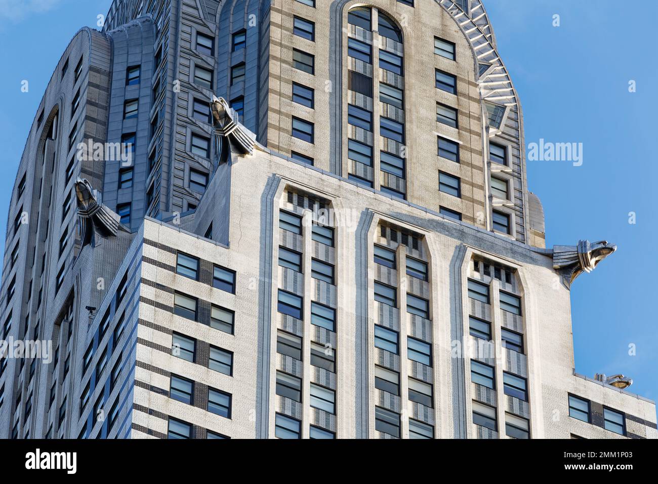 New York: I gargoyles di Eagle segnano la battuta d'arresto del Chrysler Building al 61st° piano, alla base dell'iconica guglia in acciaio inossidabile con punta ad ago. Foto Stock