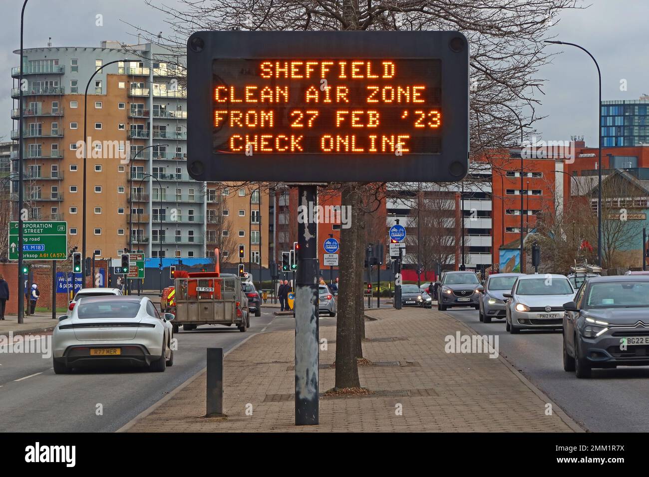Sheffield Clean Air zone, dal 27 febbraio 2023 - Clean Air Zones Stink digital sign - si consiglia ai conducenti di controllare i dettagli online Foto Stock
