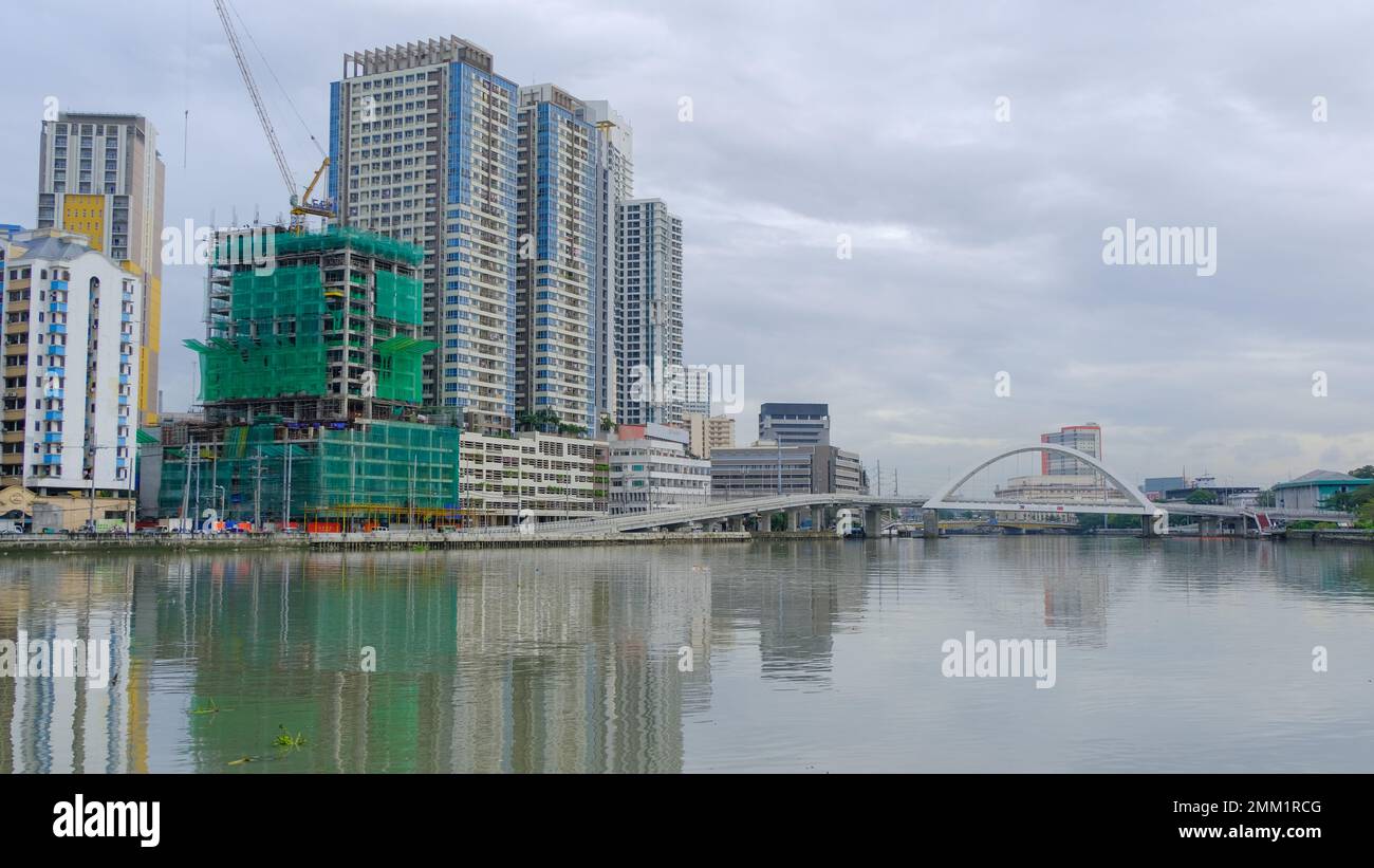Pasig River con Binondo - Intramuros Bridge sullo sfondo, Manila, Filippine Foto Stock