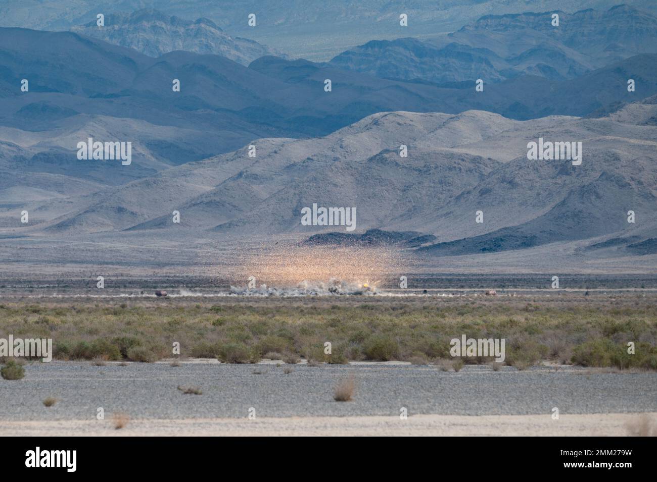 Un'unità di bomba a grappolo è caduta sul Nevada Test and Training Range, Nevada, per valutare la dispersione, il modello e l'efficacia dei bombe contro gli obiettivi blindati 13 settembre 2022. Le munizioni a grappolo vengono abbandonate dagli aerei, aprendosi a mezz'aria per rilasciare decine o centinaia di submunizioni, che possono saturare un'area fino alle dimensioni di diversi campi da calcio. Foto Stock