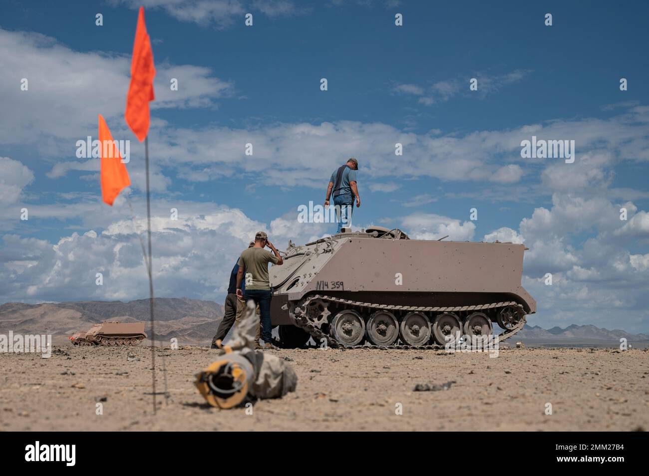 Il personale assegnato alla 96th Test Wing, Eglin AFB, valuta i danni da battaglia sugli obiettivi per potenziali aggiornamenti dei modelli e del software Weaponeering sul Nevada Test and Training Range (NTTR), Nevada, 13 settembre 2022. La missione di NTTR è creare, operare e mantenere ambienti live e sintetici e integrare i partner per ottimizzare le capacità di combattimento. Foto Stock