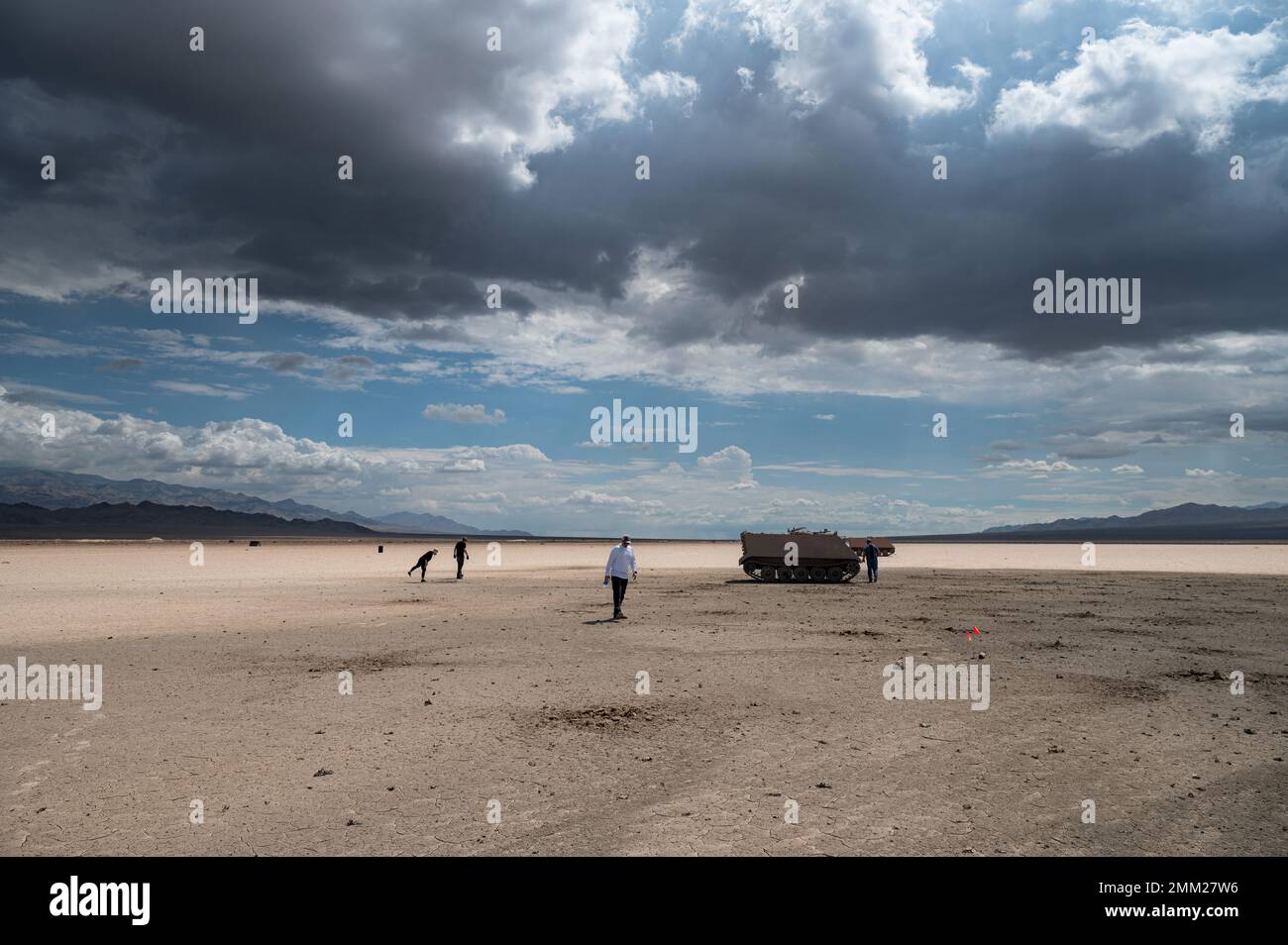 Il personale assegnato alla 96th Test Wing, Eglin AFB, valuta i danni da battaglia sugli obiettivi per potenziali aggiornamenti dei modelli di armamento e del software sulla Nevada Test and Training Range (NTTR), Nevada, 13 settembre 2022. La missione di NTTR è creare, operare e mantenere ambienti live e sintetici e integrare i partner per ottimizzare le capacità di combattimento. Foto Stock