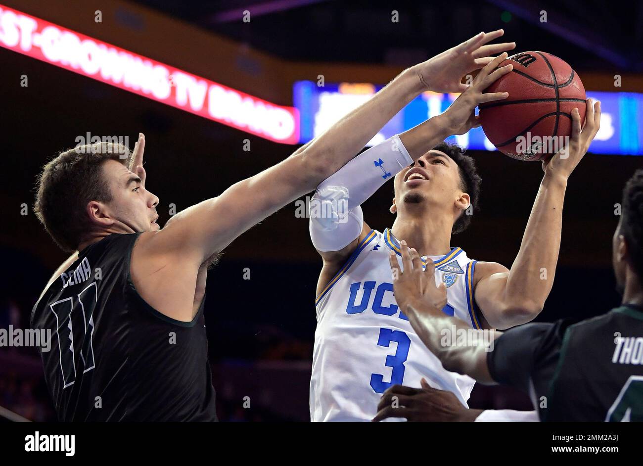 UCLA guard Jules Bernard, right, shoots as Hawaii center Mate Colina defends during the second half of an NCAA college basketball game, Wednesday, Nov. 28, 2018, in Los Angeles. UCLA won 80-61. (AP Photo/Mark J. Terrill) Foto Stock