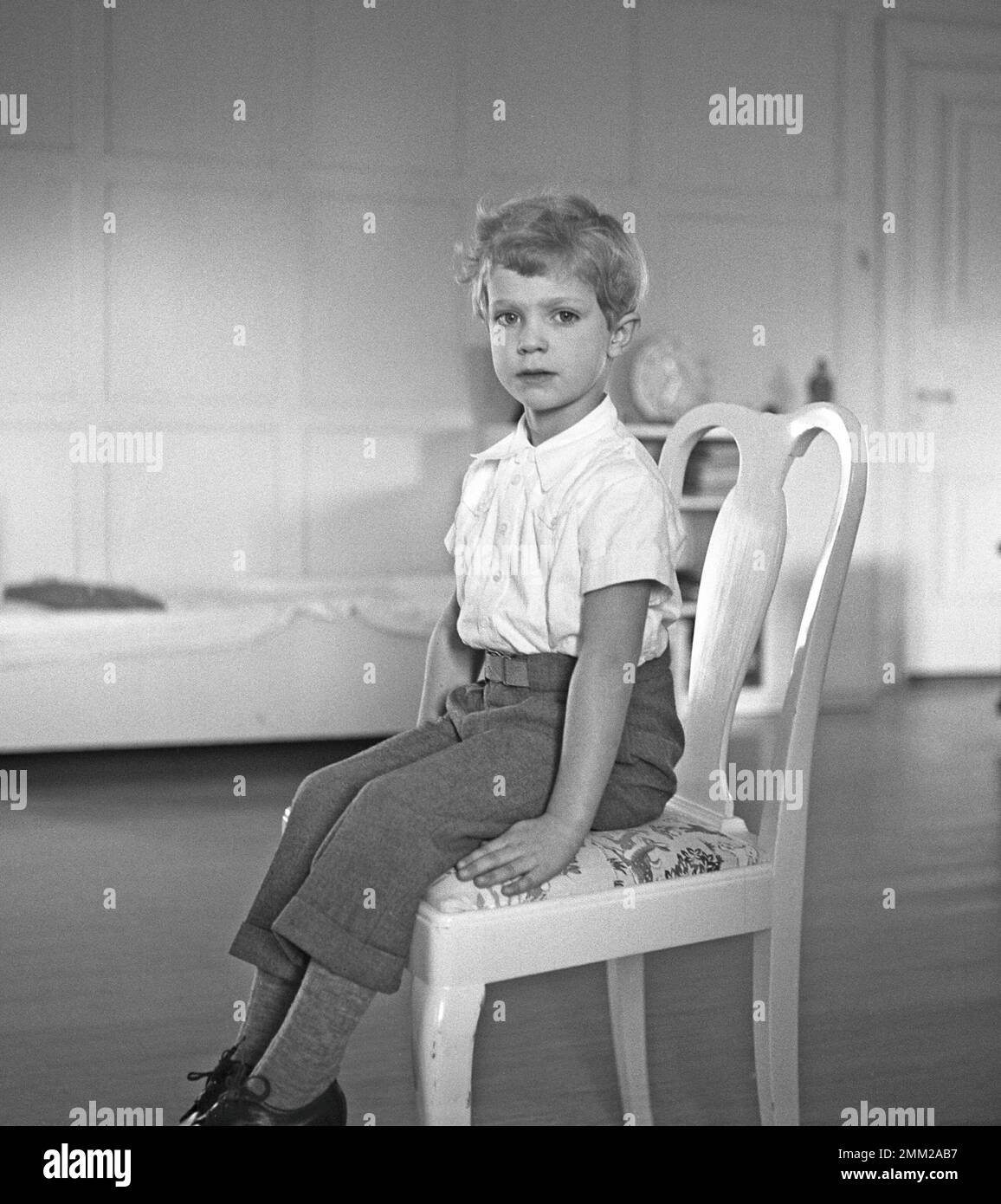 Carl XVI Gustaf, re di Svezia. Nato il 30 aprile 1946. Nella foto, seduto per il pittore Einar Nerman che dipinse il suo ritratto 1951. Kristoffersson rif BE57-6 Foto Stock