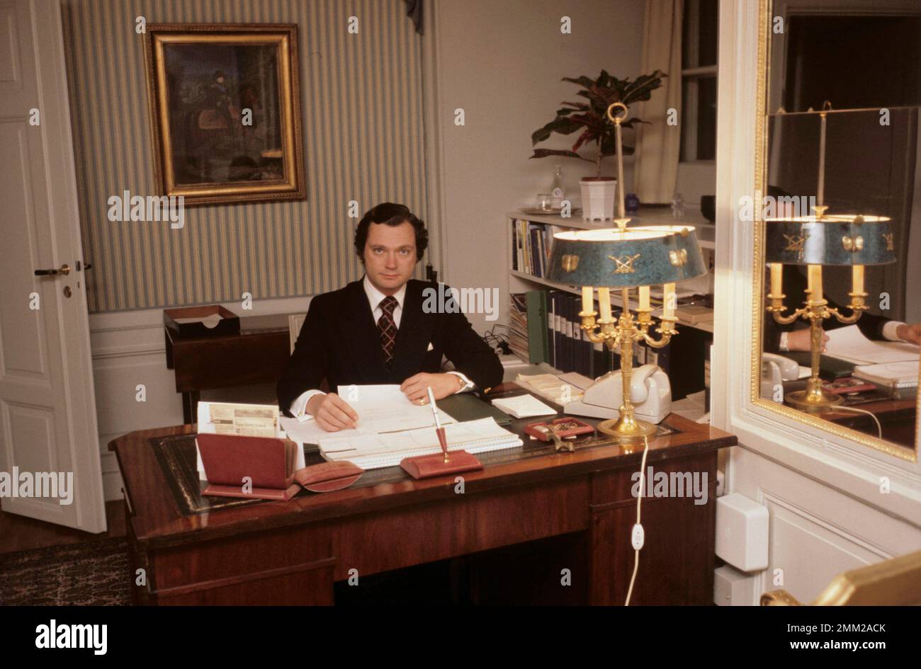 Carl XVI Gustaf, re di Svezia. Nato il 30 aprile 1946. Nella foto 1973, presso un ufficio in una stanza del castello reale di Stoccolma. Foto Stock