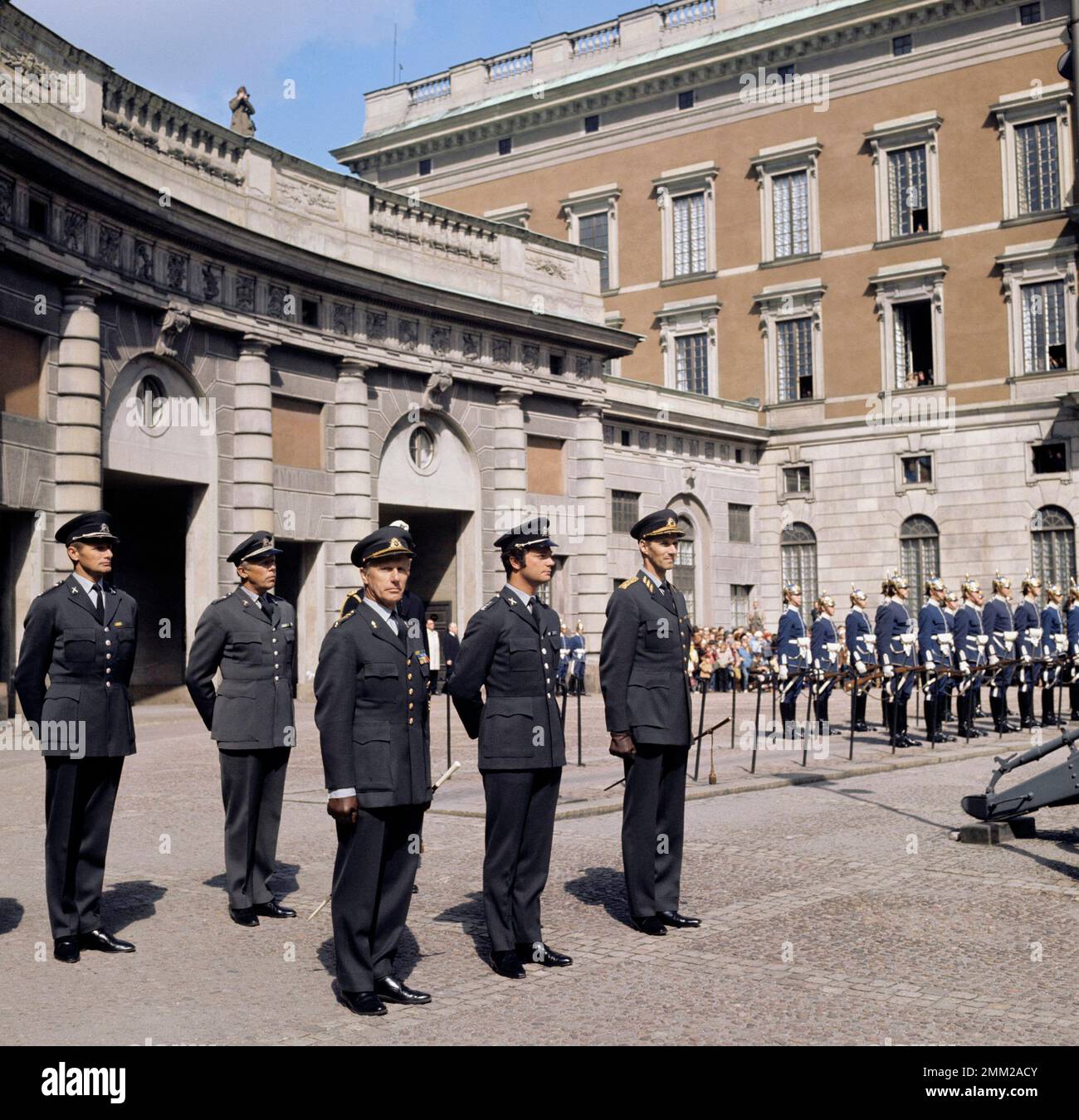 Carl XVI Gustaf, re di Svezia. Nato il 30 aprile 1946. Foto fuori dal palazzo reale a Stoccolma nel 1971. Foto Stock