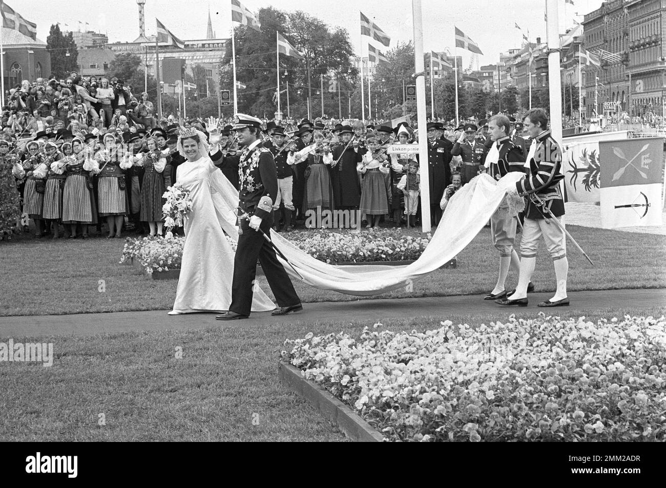 Matrimonio di Carlo XVI Gustaf e Silvia Sommerlath. Carl XVI Gustaf, re di Svezia. Nato il 30 aprile 1946. Il matrimonio 19 giugno 1976 a Stoccolma. Regina Silvia nel suo abito da sposa con re Carl XVI Gustaf. rif BV11 Foto Stock