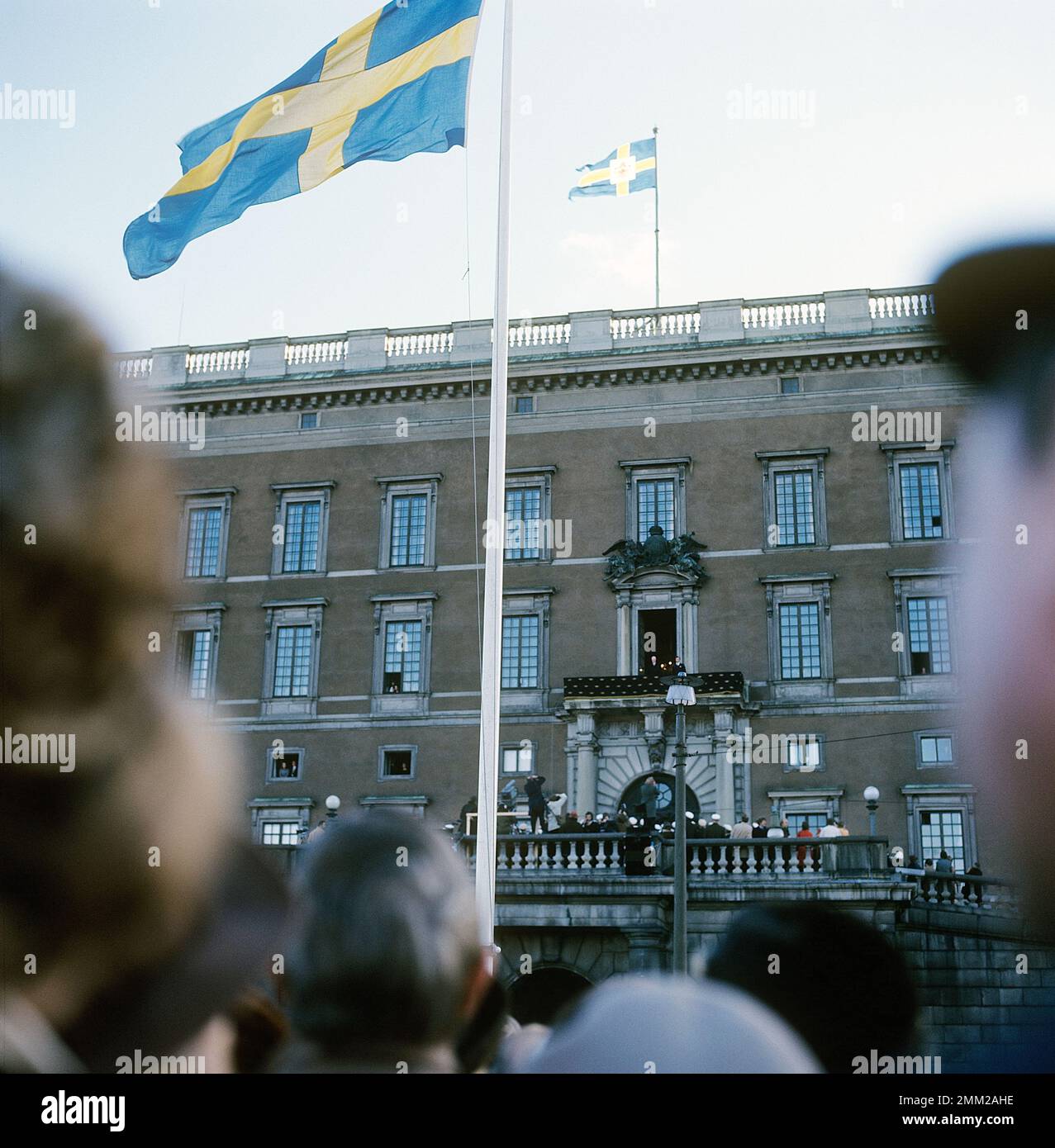 Carl XVI Gustaf, re di Svezia. Nato il 30 aprile 1946. Raffigurato sul balcone del castello reale di Stoccolma con il nonno re Gustaf VI Adolf che oggi celebra il suo 90th° compleanno 11 novembre 1972. Foto Stock