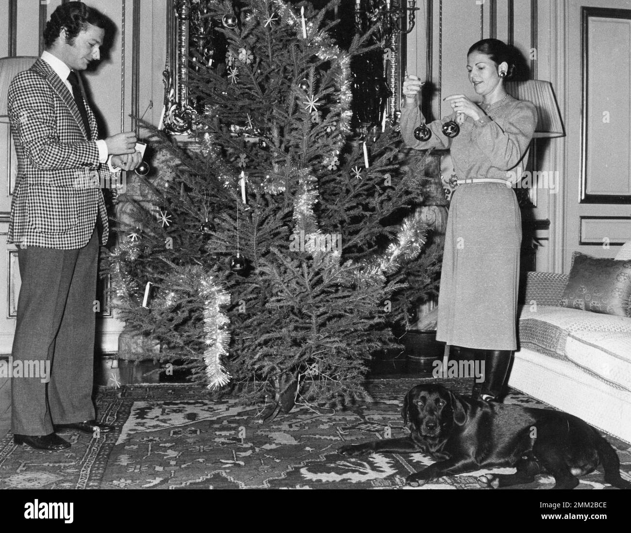 Carl XVI Gustaf, re di Svezia. Nato il 30 aprile 1946. Foto con la Regina Silvia a natale 1976 dicembre. Foto Stock