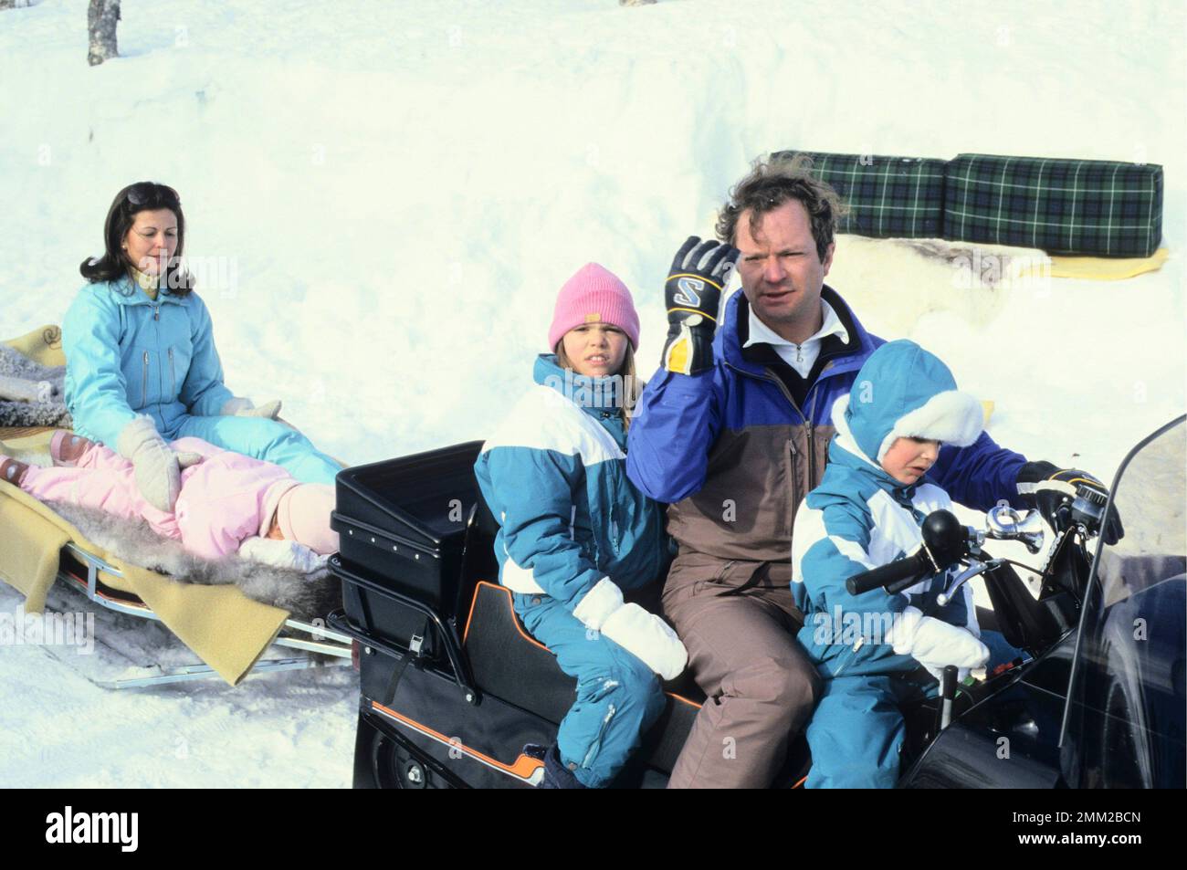Il re Carl XVI Gustaf e la regina Silvia Renate Sommerlath con le loro figlie corona principessa Victoria e principessa Madeleine in Sälen Svezia 1986. Foto Stock
