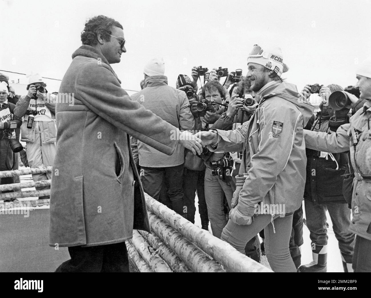 Carl XVI Gustaf, re di Svezia. Nato il 30 aprile 1946. Nella foto con lo sciatore alpino Stig Strand 1983. Foto Stock