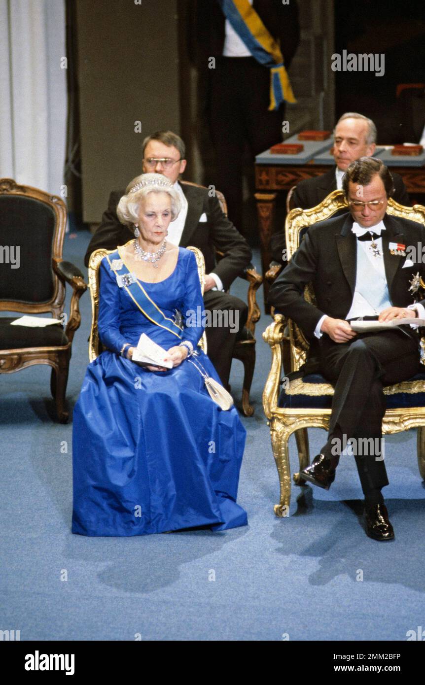 Carl XVI Gustaf, re di Svezia. Nato il 30 aprile 1946. Raffigurato con la principessa Lilian quando i premi Nobel sono assegnati 1983. Foto Stock