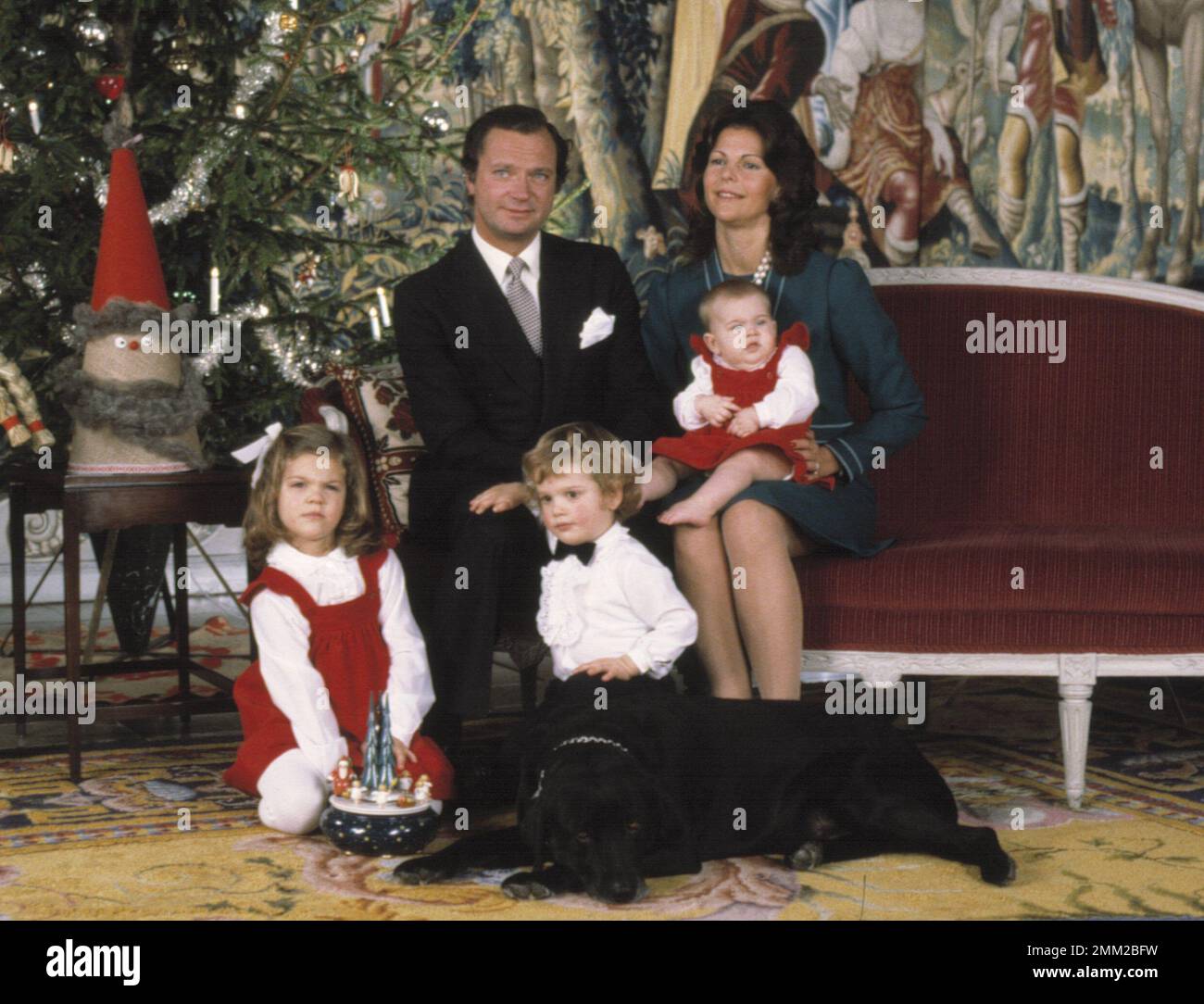 Carl XVI Gustaf, re di Svezia. Nato il 30 aprile 1946. Raffigurato con la regina Silvia e la loro figlia corona principessa Victoria, principe Carl Philip e principessa Madeleine nel dicembre 1982. Foto Stock