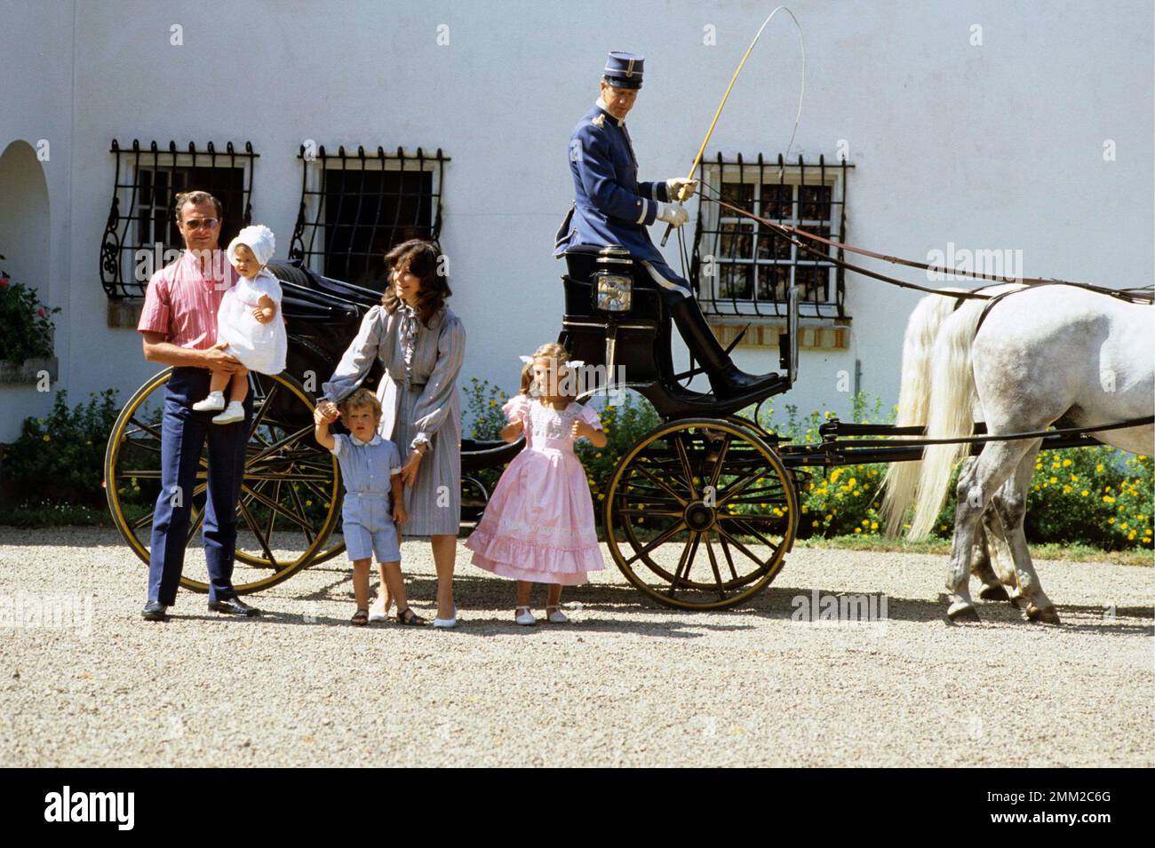 Carl XVI Gustaf, re di Svezia. Nato il 30 aprile 1946. Il re Carlo XVI Gustaf Regina Silvia i loro figli, principessa Madeleine, principessa corona Victoria, principe Carl Philip, foto fuori Solliden castello Öland in occasione del sesto compleanno di Victorias 14 luglio 1982. Foto Stock