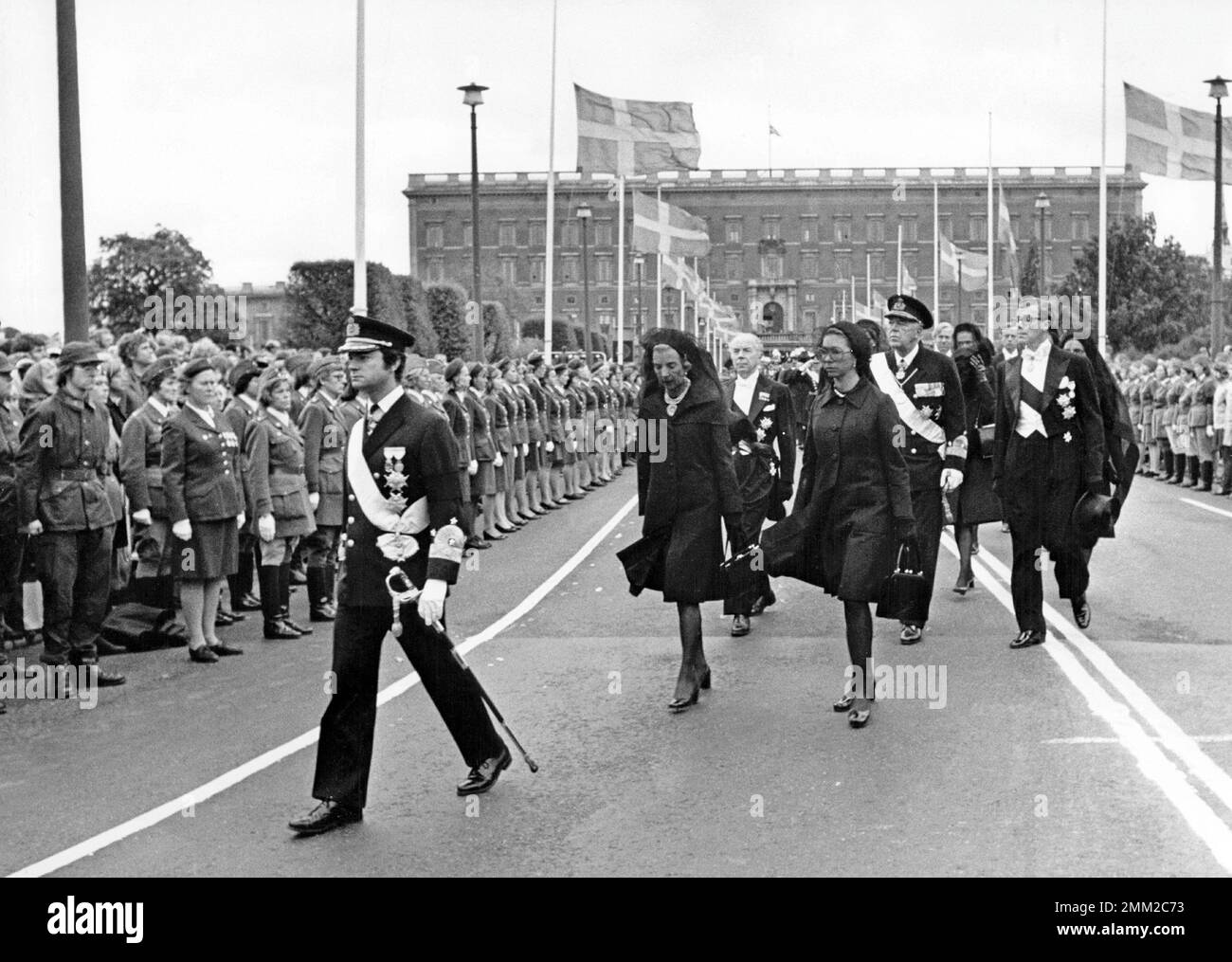 Carl XVI Gustaf, re di Svezia. Nato il 30 aprile 1946. Nella foto, il 25 settembre 1973, ai funerali del nonno re Gustaf VI Adolf. Al funerale anche il Principe Bertil Regina Ingrid di Danimarca, principessa Christina di Svezia. Foto Stock