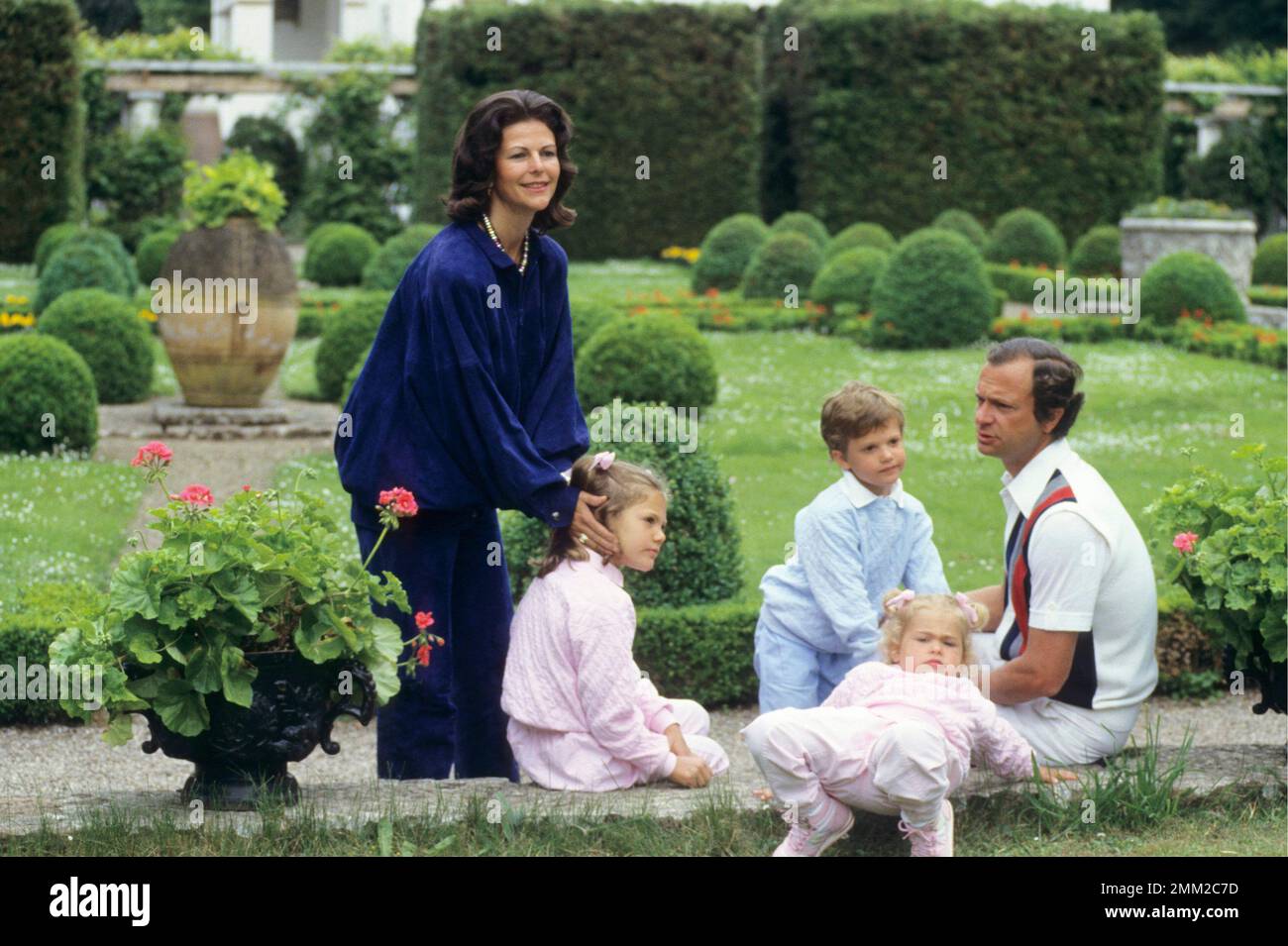 Carl XVI Gustaf, re di Svezia. Nato il 30 aprile 1946. Il re Carlo XVI Gustaf Regina Silvia i loro figli, principessa Madeleine, principessa corona Victoria, principe Carl Philip, nella foto al di fuori del castello di Solliden Öland nell'estate del 1985. Foto Stock