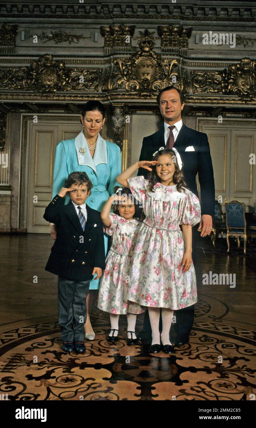 Carl XVI Gustaf, re di Svezia. Nato il 30 aprile 1946. Il re Carlo XVI Gustaf nel castello reale di Stoccolma il giorno del suo 40th° compleanno 30 aprile 1986. Regina Silvia con i loro figli Victoria, Carl Philip e Madeleine. Foto Stock