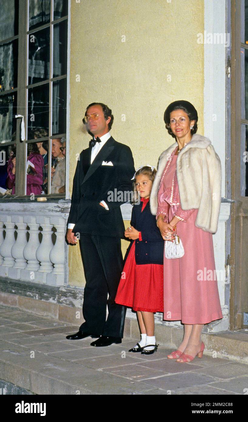 Carl XVI Gustaf, re di Svezia. Nato il 30 aprile 1946. Il re Carlo XVI Gustaf e la regina Silvia con la principessa della corona Victoria 1985. Foto Stock