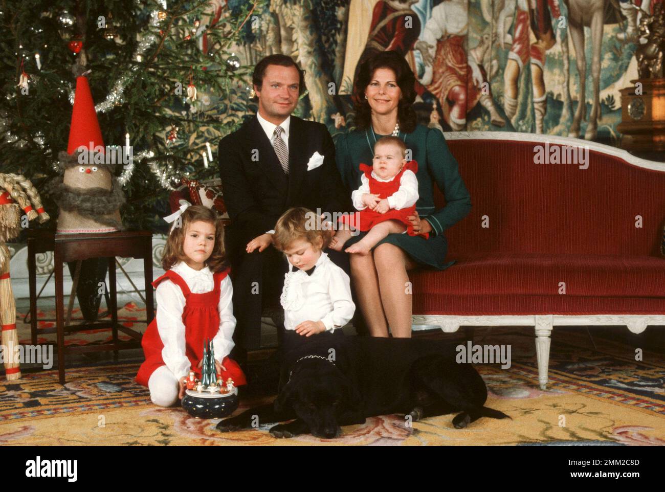 Carl XVI Gustaf, re di Svezia. Nato il 30 aprile 1946. Nella foto con la regina Silvia e i loro figli incoronano la principessa Victoria, il principe Carl Philip e la principessa Madeleine nel dicembre 1982. Foto Stock