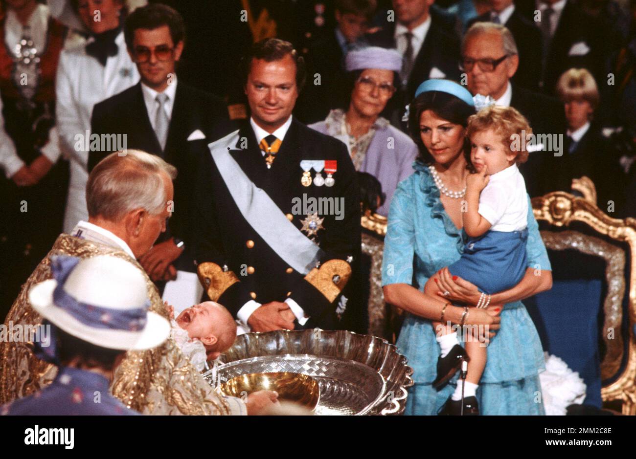 Carl XVI Gustaf, re di Svezia. Nato il 30 aprile 1946. Il re Carlo XVI Gustaf , Regina Silvia durante la cerimonia di battesimo della principessa Madeleine 31 agosto 1982. Il principe Carl Philip in armi della regina Silvias. Foto Stock
