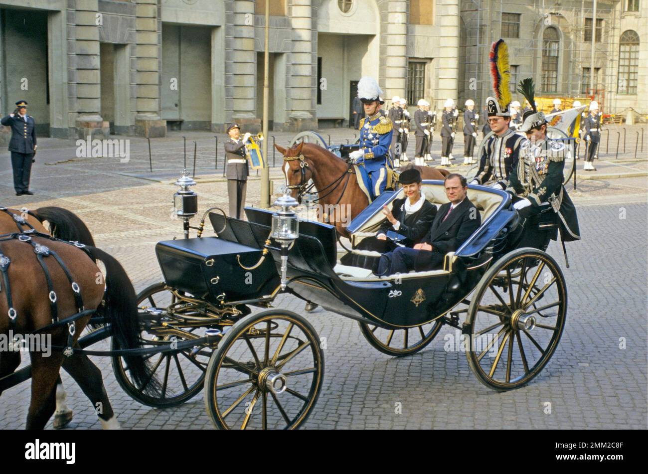 Il re Carlo XVI Gustaf e la regina Silvia Renate Sommerlath hanno raffigurato in una carrozza aperta durante il loro viaggio per assistere all'apertura formale del parlamento svedese. Gennaio 1985. Foto Stock