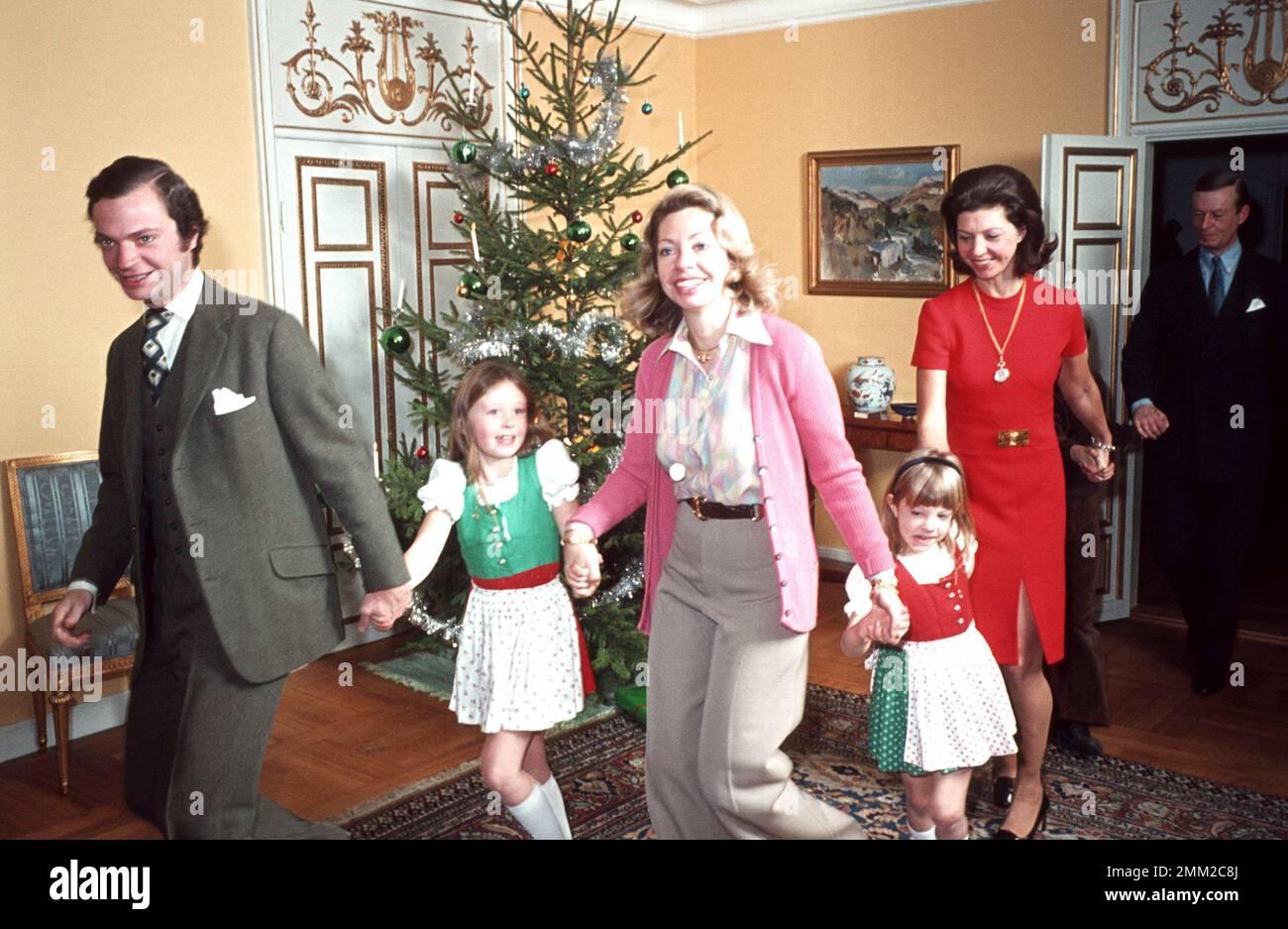 Carl XVI Gustaf, re di Svezia. Nato il 30 aprile 1946. Con le sue sorelle Principessa Christina, Principessa Désirée e i figli Carl, Christina, Louise e Hélène con il marito Niclas Silfverschiöld durante le festività natalizie nel castello reale di Stoccolma 1973 Foto Stock