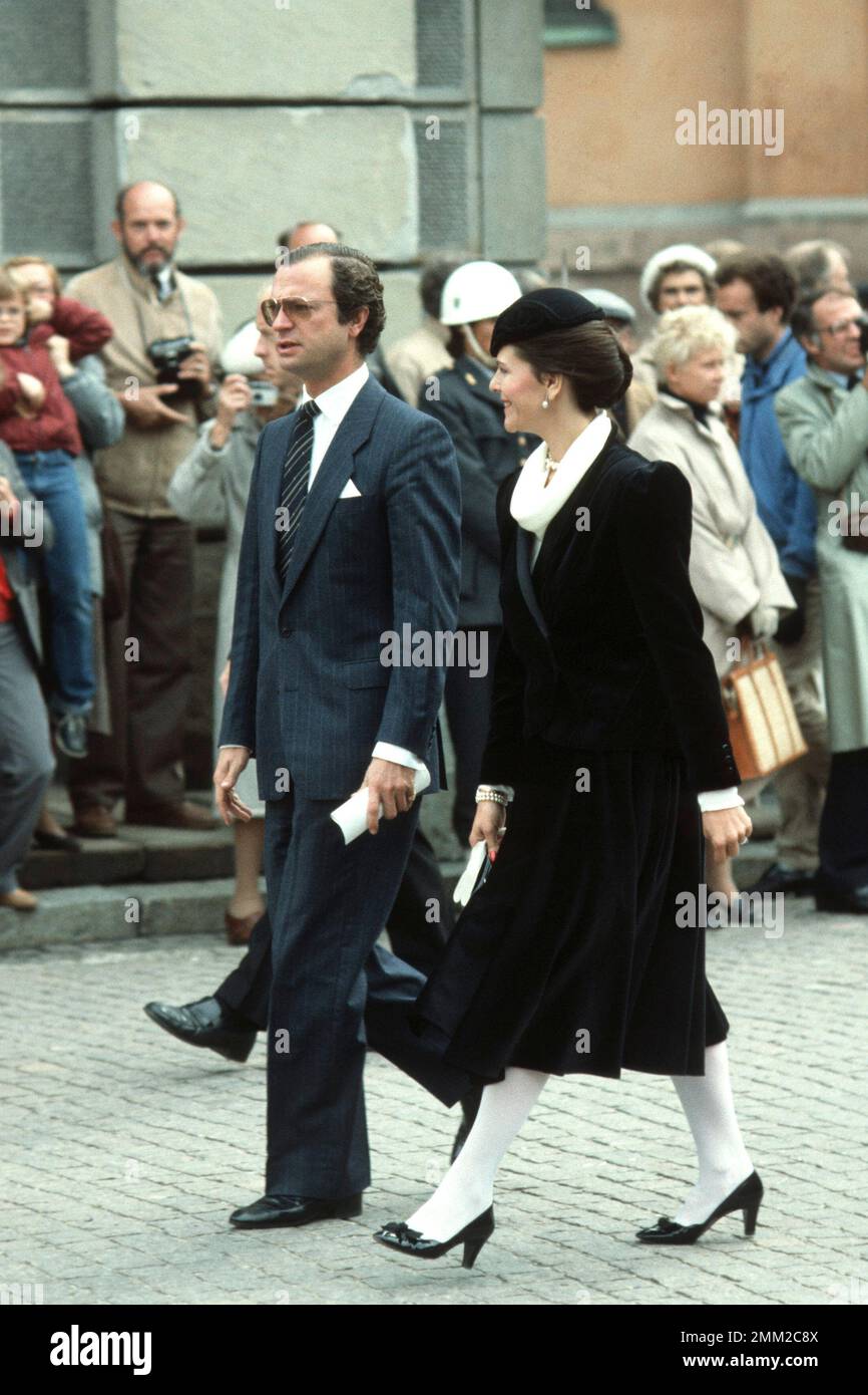 Carl XVI Gustaf, re di Svezia. Nato il 30 aprile 1946. Il re Carlo XVI Gustaf e la regina Silvia sono in viaggio per assistere all'apertura formale del parlamento svedese. Gennaio 1983. Foto Stock