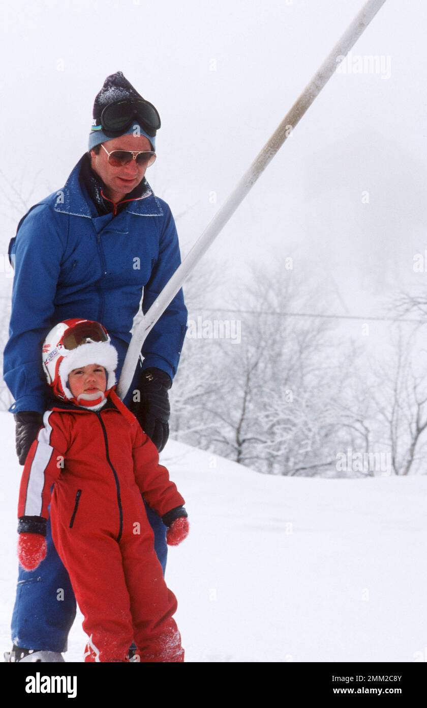 Carl XVI Gustaf, re di Svezia. Nato il 30 aprile 1946. Il re Carlo XVI Gustaf di Svezia con sua figlia la principessa della corona Vittoria nell'inverno del 1981. Foto Stock