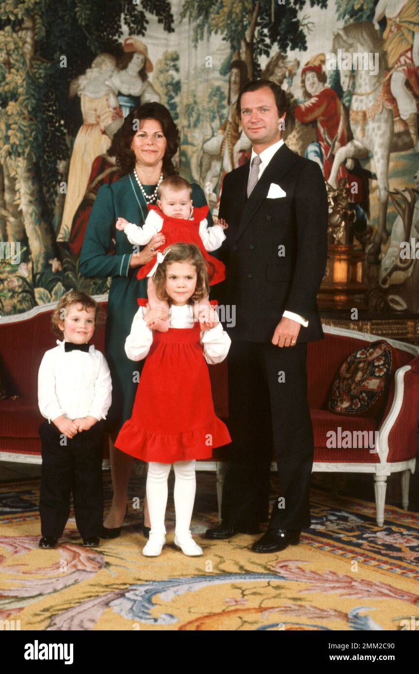 Carl XVI Gustaf, re di Svezia. Nato il 30 aprile 1946. Nella foto con la regina Silvia e i loro figli incoronano la principessa Victoria, il principe Carl Philip e la principessa Madeleine nel dicembre 1982. Foto Stock