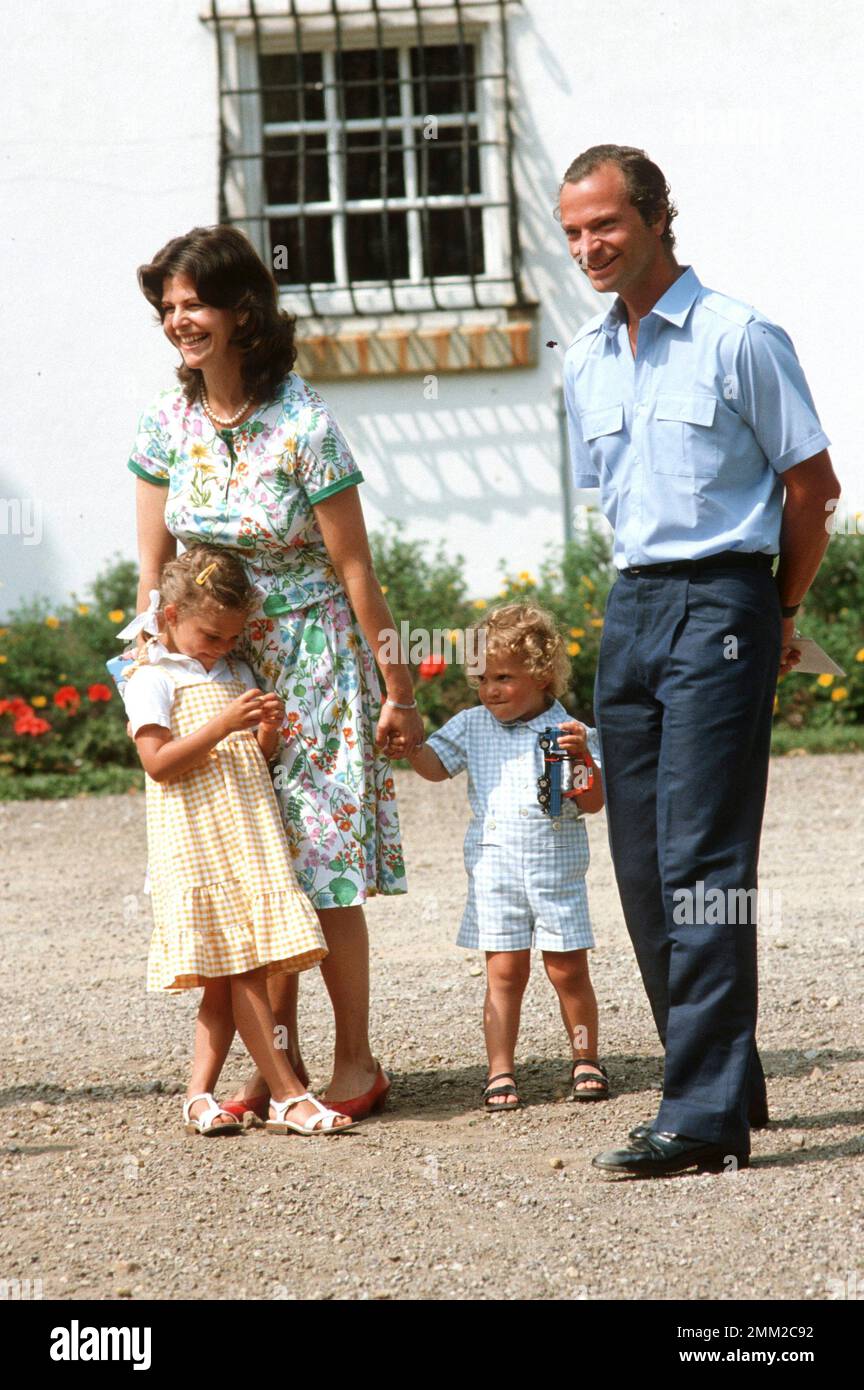 Carl XVI Gustaf, re di Svezia. Nato il 30 aprile 1946. Il re Carlo XVI Gustaf Regina Silvia i loro figli, principessa corona Victoria, principe Carl Philip, nella foto al castello di Solliden Öland in occasione delle celebrazioni per il compleanno di Victorias 1982. Foto Stock