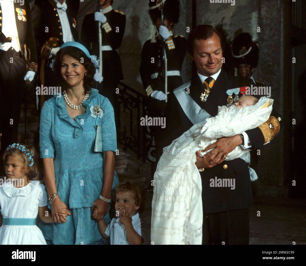 Carl XVI Gustaf, re di Svezia. Nato il 30 aprile 1946. Il re Carlo XVI Gustaf , Regina Silvia durante la cerimonia di battesimo della principessa Madeleine 31 agosto 1982 con la principessa Vittoria corona e il principe Carl Philip. Foto Stock