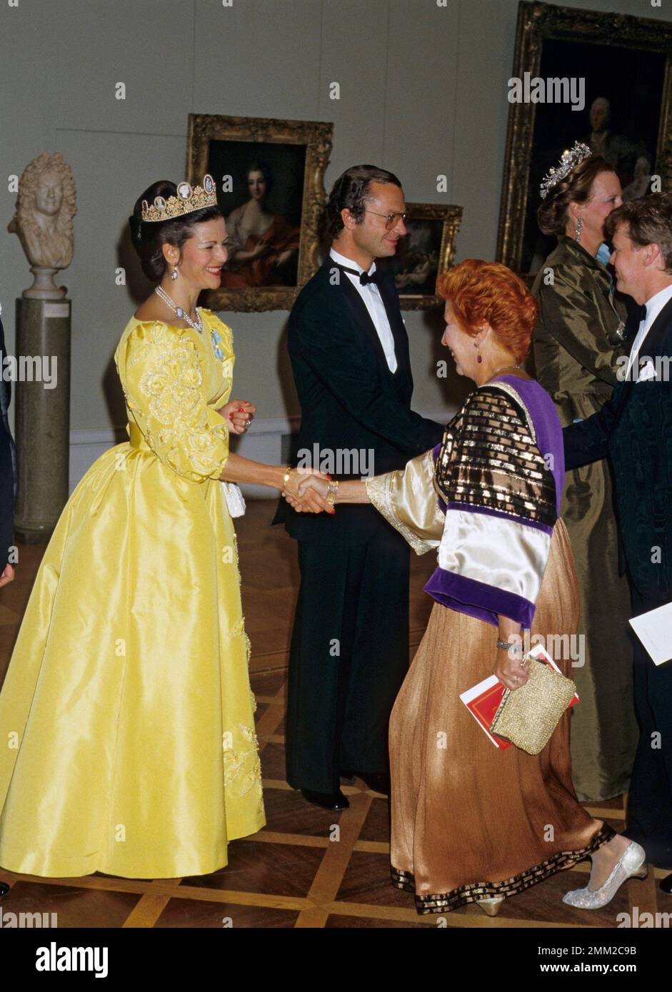 Carl XVI Gustaf, re di Svezia. Nato il 30 aprile 1946. Il re Carlo XVI Gustaf e la regina Silvia salutano il cantante d'opera Kjerstin Dellert e marito 1985. Foto Stock