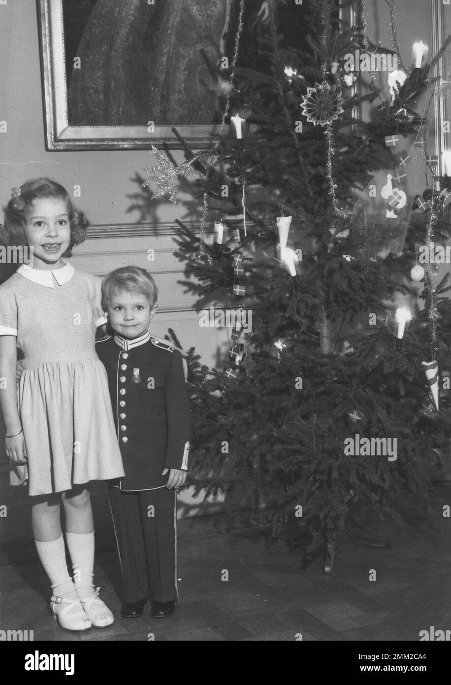 Carl XVI Gustaf, re di Svezia. Nato il 30 aprile 1946. Foto con la sorella Christina all'albero di natale nella loro casa al castello di Haga Stoccolma 1949. Foto Stock